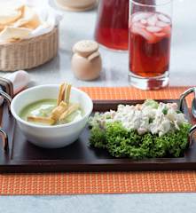 Crema de ejote con apio y ensalada de pollo