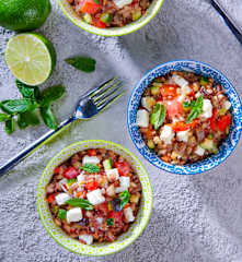 Insalata di cereali con ratatouille di verdure e Feta marinata al lime e zenzero