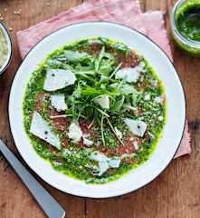 Carpaccio de bœuf, pesto de roquette, pecorino et caviar d'aubergines