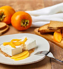 Quartirolo con salsa ai cachi e aceto balsamico