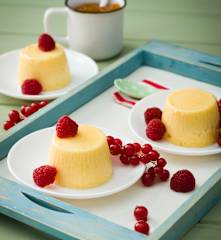 Panna cotta de melocotón con frutos rojos (sin lactosa)