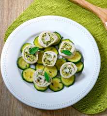 Involtini di pollo ripieni di primo sale alle erbe aromatiche