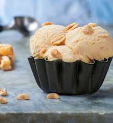 Gelato alle arachidi con stuzzichini di sfoglia e prosciutto crudo