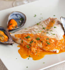 Pescado y mejillones en salsa