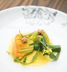 Fleurs de courgette farcies aux bulots, moutarde et crème de courgette