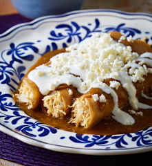 Tacos ahogados en salsa de chile piquín