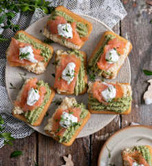 Krakersy z pastą jajeczną i łososiem