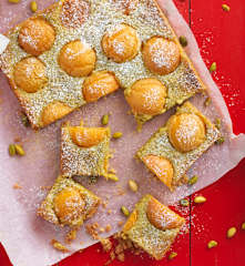 Quadrados de alperce e pistácio