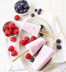 Beeren-Joghurt-Eis am Stiel