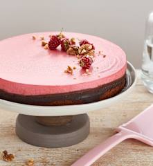 Bavarois à la framboise sur gâteau noix et chocolat