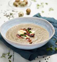 Krem z zielonej soczewicy z jajkiem przepiórczym