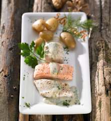 Dreierlei Fischfilets mit Kräutersauce und kleinen Pellkartoffeln