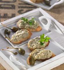 Bruschetta de judías blancas y alcaparras