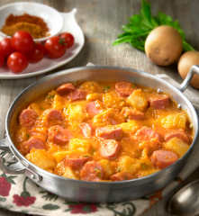 Wurstel e patate speziate