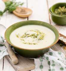 Bramborová polévka s ořechovým pestem