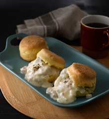 比司吉和香腸肉汁