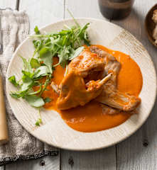 Conejo guisado en salsa de pimiento rojo