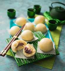 Dou sha bao (red bean paste buns)