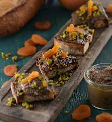 雞肝抹醬佐杏桃果乾