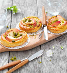 Minitartes fines nectarine-pistache