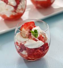 Eton mess (postre inglés de merengue, fresa y nata)