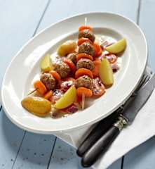 Möhren-Bratwurst-Spieße mit Kartoffeln und Zwiebelsauce