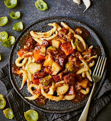Rosenkohl-Gulasch mit Kasseler und Spätzle