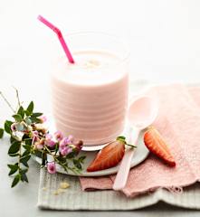 Boisson au lait de soja, fraises et amandes