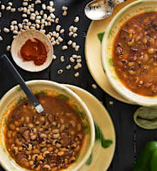 Judías carillas con calamares en salsa americana en cocción lenta