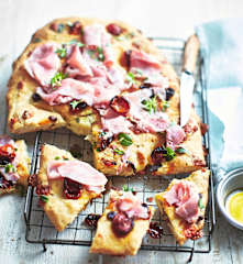 Fougasse aux olives, tomates confites et scarmoza