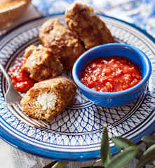 Bifteki mit pikantem Tomatendip