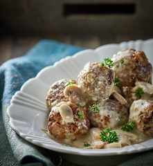 Polpette in salsa di funghi e vino bianco