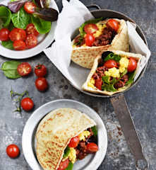 Œufs brouillés aux merguez, tomates et pita grillés