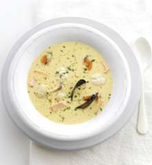 Sopa de mexilhão, salmão e vieiras