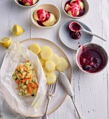 Ryba z warzywami na parze; Lody z sosem z owoców jagodowych