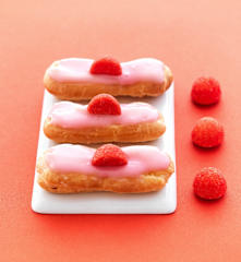 Mini éclair alla crema di caramelle alla fragola