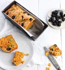 Bolo salgado de espargos, azeitona e tomate