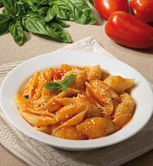 Conchiglie al sugo di pomodoro fresco e formaggio di capra