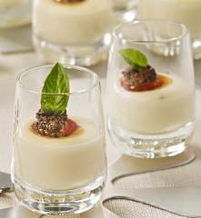 Manchegocreme mit Cherry-Tomaten und schwarzen Oliven