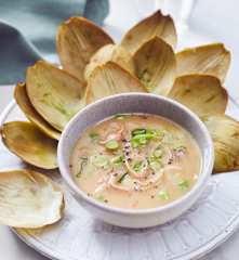 Zwiebel-Vinaigrette für Artischocken