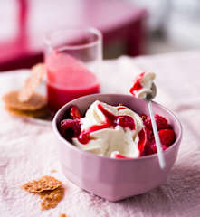 Crème fouettée au coulis de fruits rouges