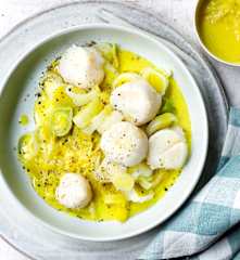 Saint-jacques au curry, poireaux et fenouil