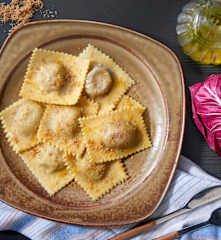 Ravioli al radicchio rosso e noci (vegan)