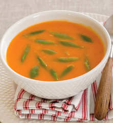 Sopa de tomate e feijão-verde com ovos escalfados