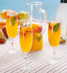 Sangría de cava y frutas