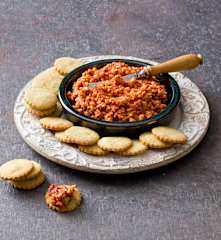 Capsicum and sun-dried tomato dip