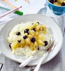 Orangen-Milchreis mit Apfel-Heidelbeer-Kompott