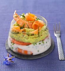 Verrine saumon, crevette, avocat et fromage frais
