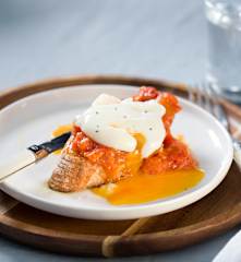 Bruschetta de tomate con huevo a baja temperatura