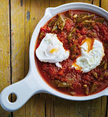 Feijão-verde guisado com ovos escalfados